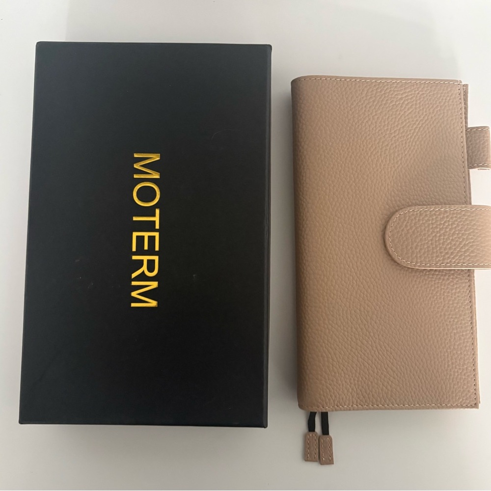Moterm Weeks Cover Taupe Pebbled Leather NEW